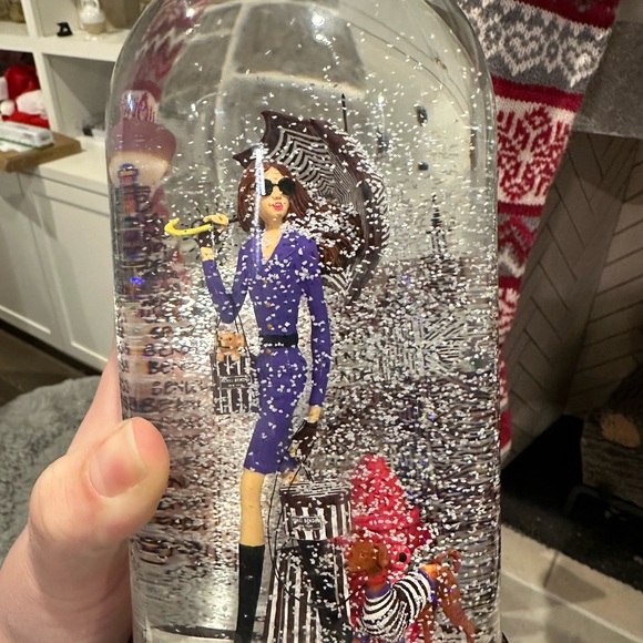 Henri Bendel Singing In The Rain NYC Shopping Girl 9" Musical Snow Water Globe - Picture 5 of 5